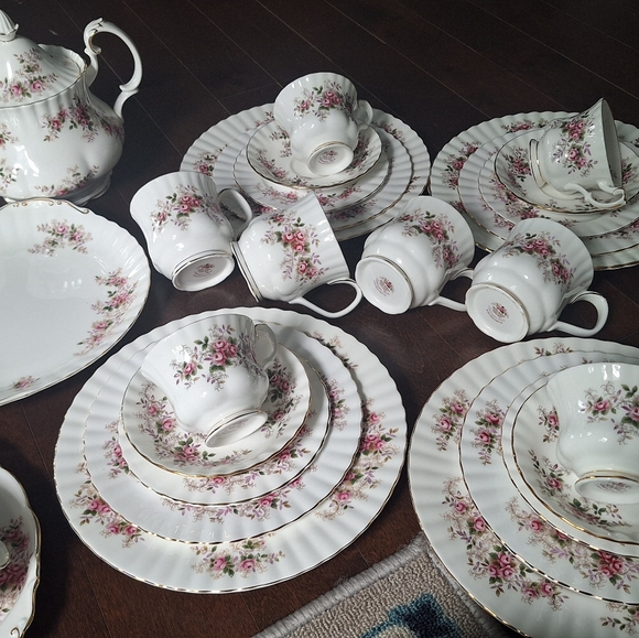 Royal albert lavender rose 4 place settings with teapot and extras - Picture 2 of 8